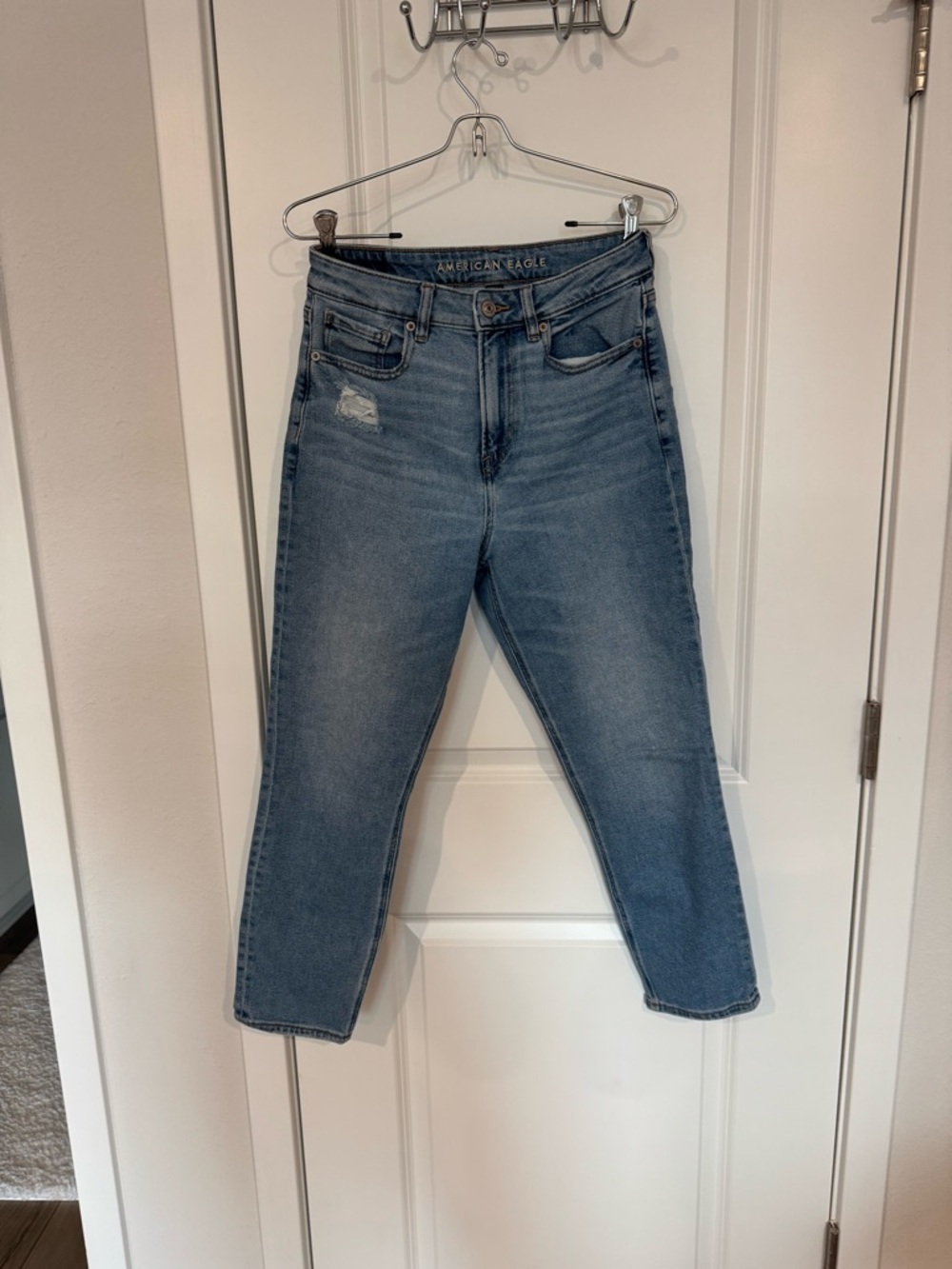 American Eagle Outfitters Light Blue Cropped High-Rise mom Jeans
